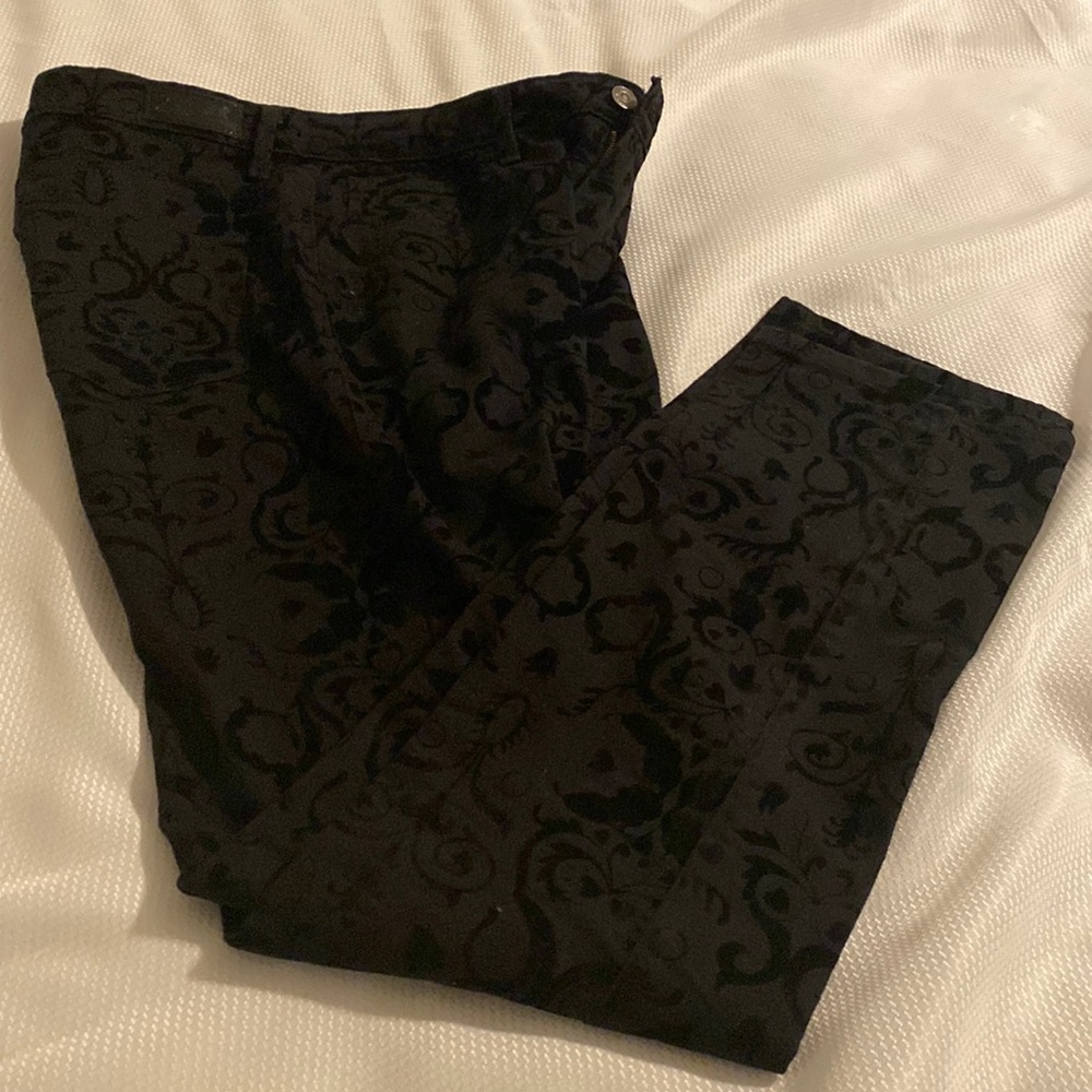 Levi’s size 6 black jeans with velvet detail.  Only worn once.